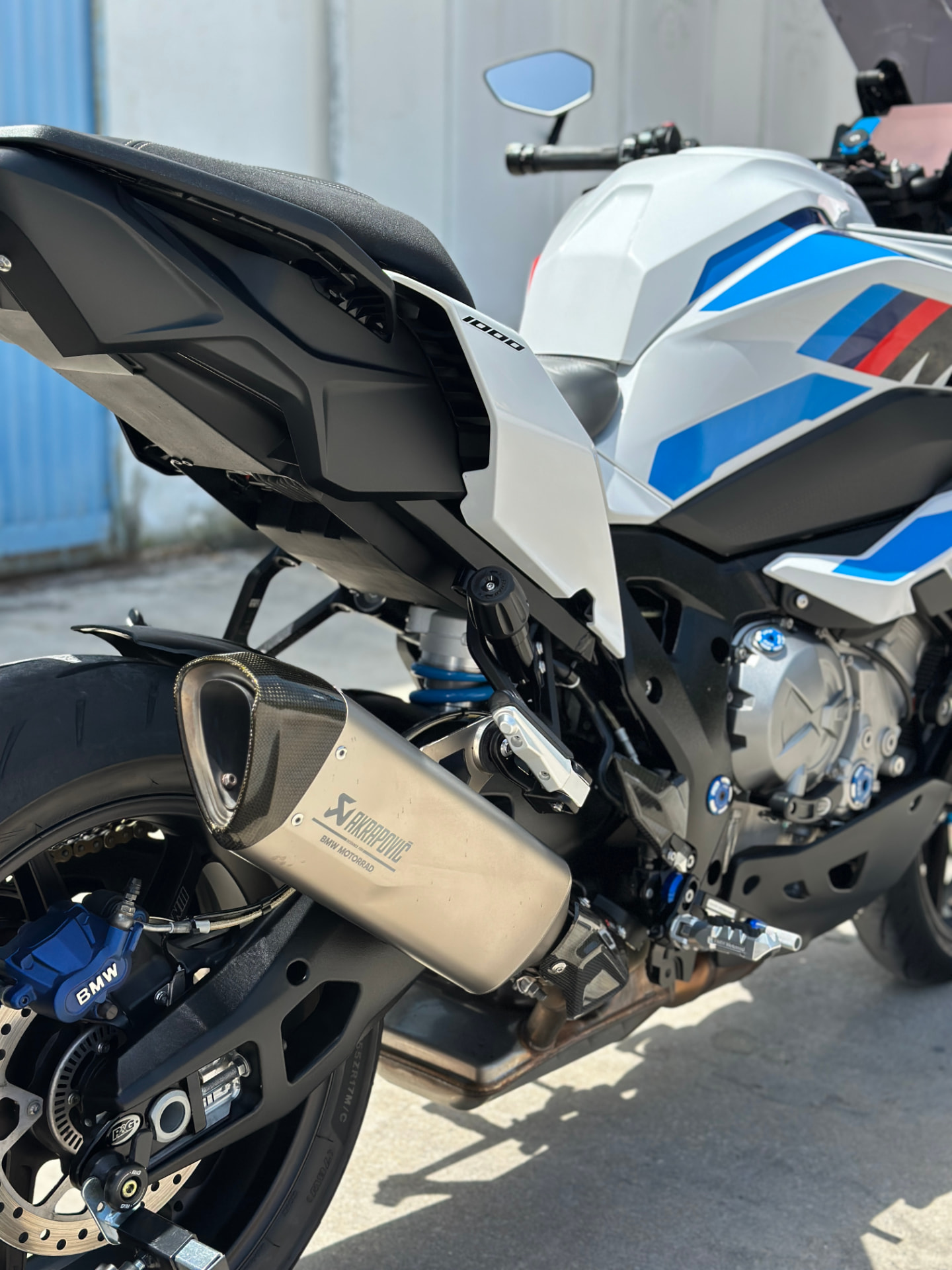 BMW S 1000 RR com escape Akrapovic numa oficina de motas em Setúbal